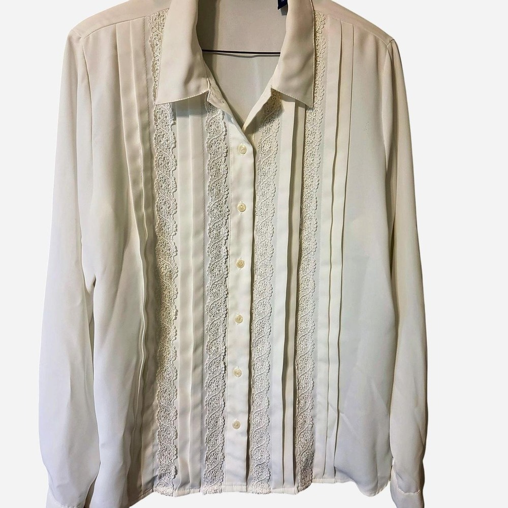 Vintage Karen Scott white polyester blouse with lace trim and pleats, size M